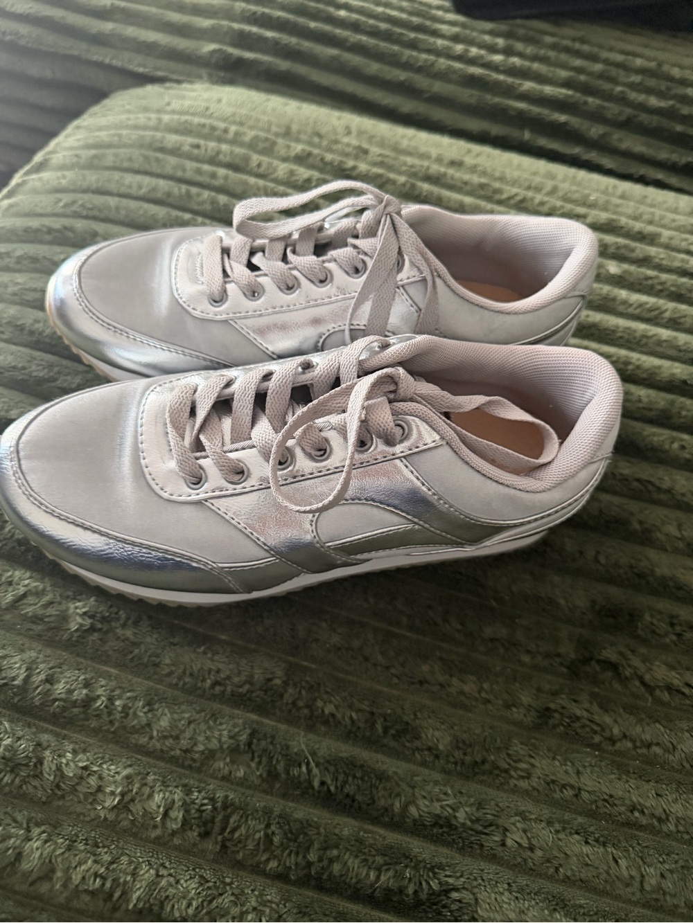 Women’s Athletic Sneakers Low Top Lace-Up Solid Silver/White Casual Shoes